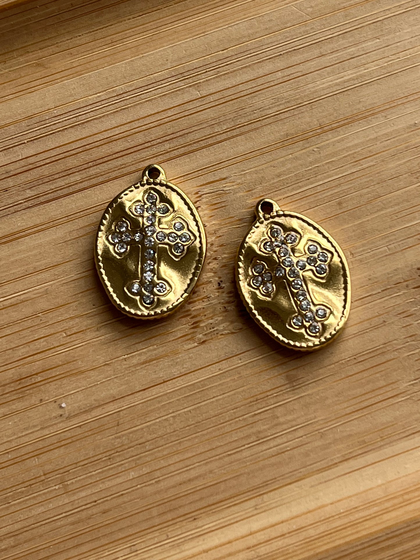 Croix dorée à strass